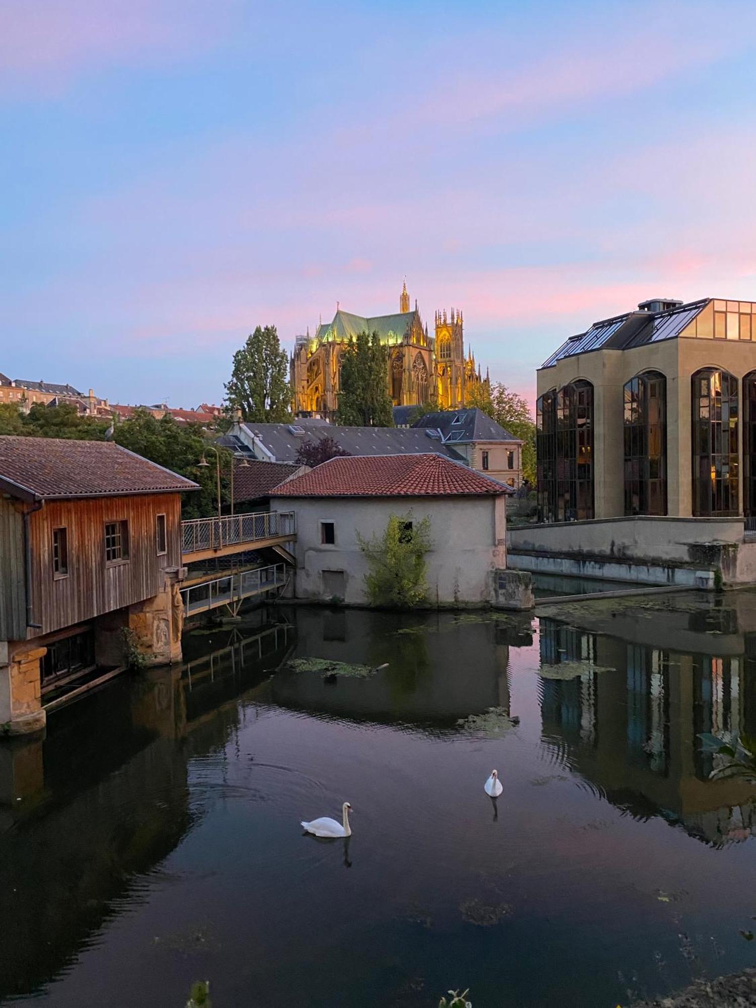 Une Vue Les Pieds Dans L'Eau Metz Exterior foto